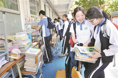 深圳市第一批普通高中录取分数线出炉。 广州日报全媒体记者轩慧摄