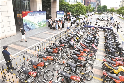大量被盗摩托车昨日等候主人。