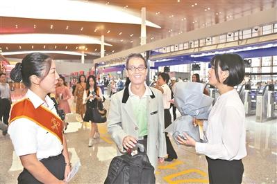 昨日，港珠澳大桥珠澳口岸出境旅检大厅首位出境旅客顺利过关。