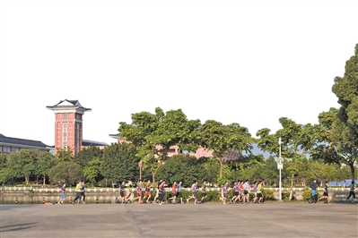 高校学生进行体育锻炼。广州日报全媒体记者何波摄(图文无关)