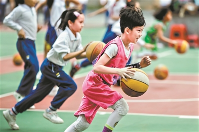 郑泽林在操场上和高年级同学一起训练。