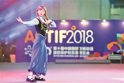 昨天下午,要参加cosplay表演的小姐姐在展馆里排练。