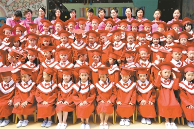 幼儿园拍集体照。