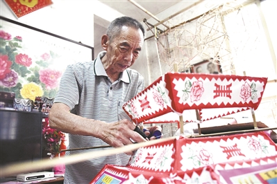 梁美华正在制作花灯