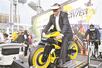 游客体验VR森林旅游。