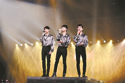TFBOYS组合第四次登上湖南卫视跨年舞台。