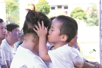 在广州的一个“关爱留守儿童”主题的活动现场,孩子深情地亲吻母亲。(资料图片) 广州日报全媒体记者陈忧子 摄