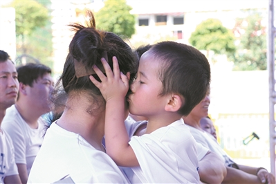 在广州的一个“关爱留守儿童”主题的活动现场，孩子深情地亲吻母亲。（资料图片） 广州日报全媒体记者陈忧子 摄