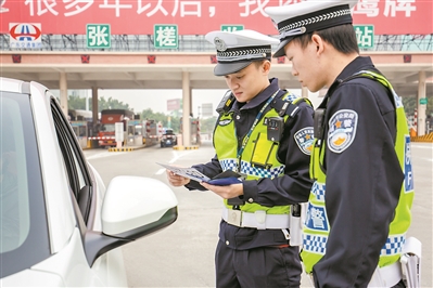佛山交警加大执法力度,确保道路交通的安全。