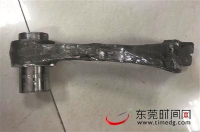 ▲砸中朱正勇的是一个车辆零部件 视频截图
