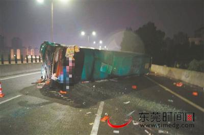 8月21日晚，京港澳高速望牛墩路段，一辆载着43名乘客的大巴侧翻 交警供图
