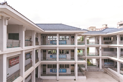  鸦岗村小学教学楼。