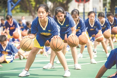 手指转球胯下运球 600小学生操场秀篮球技术