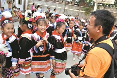 李晓辉在活动中和孩子们互动。
