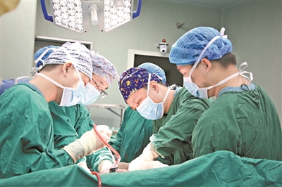医生们在进行肝移植手术。