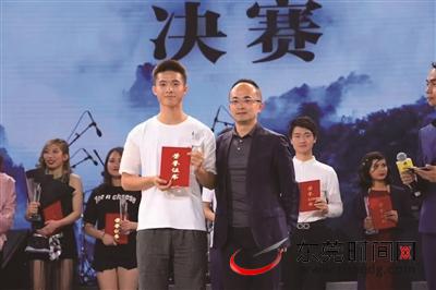 石林（前排左）在北京大学“十佳歌手”大赛中获得冠军