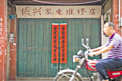在江高镇爱国西路，商铺大多紧闭门户。