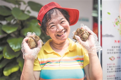 社区居民收到爱心粽子非常开心。广州日报全媒体记者陈忧子摄