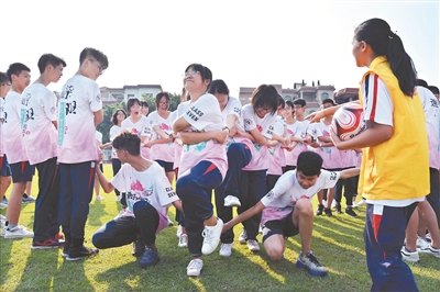 学生们通过做游戏放松心情。