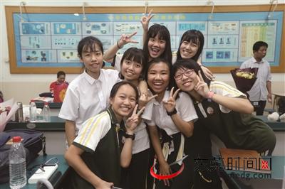 ▲6月8日，高考结束后，东莞中学的考生拍留念照 资料图 记者 陈帆 摄