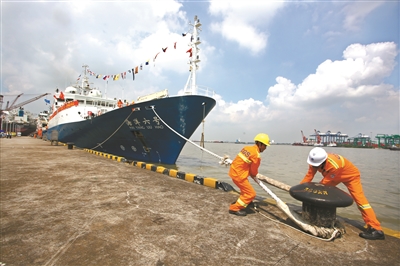 昨日，广州海洋地质调查局“海洋六号”船，从东江口海洋地质专用码头起锚远航。