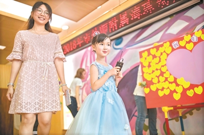 自信满满的萌娃主持人。