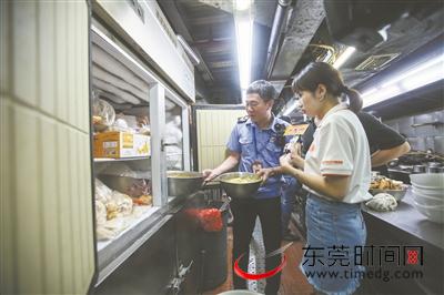 7月26日,食药监局工作人员在维港星光港式小厨检查。资料图 记者 李梦颖 摄