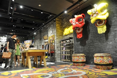 佛山岭南天地,这间叫做“银鳞堂”的潮牌店特别引人注目。
