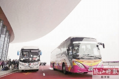 10月24日,港珠澳大桥跨境巴士到达珠海口岸。