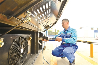 氢燃料电池公交车正在加氢。广州日报全媒体记者龙成通摄