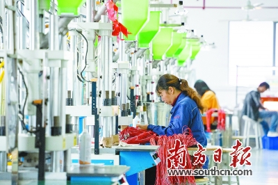 立时技术有限公司员工在生产数据线。