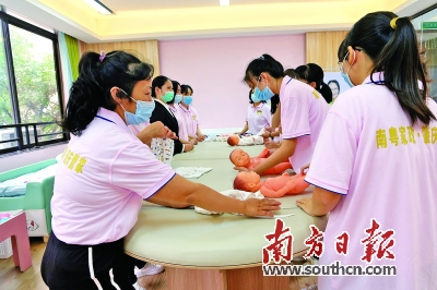 在新建成的肇庆市家政综合服务示范基地,母婴护理培训正在开展。