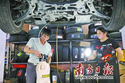 张丛花与丈夫在自家汽修厂内忙碌。
