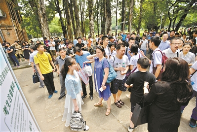 中山大学自主招生考试现场聚集了大量考生和家长。 广州日报全媒体记者高鹤涛摄