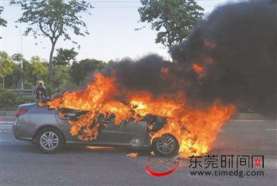厚街厚沙东路,一辆小车发生自燃 交警供图