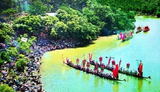 1980年,在西樵山天湖举办的锦龙盛会。