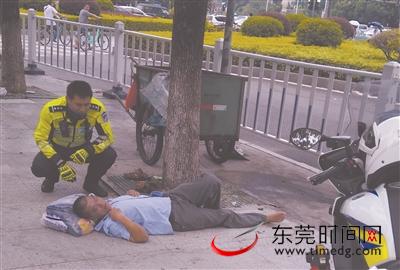 铁骑队员查看老人病情，并将其护送至医院救治 交警供图