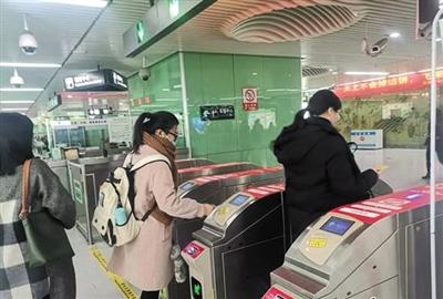 吴墨刷卡乘坐苏州轨交公司1号线。