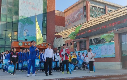 图示:团市委书记陈定佳为出发队伍授旗
