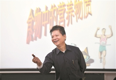 刘志伟在课堂上言语幽默,善于启发学生思维。 刘志伟在课堂上言语幽默,善于启发学生思维