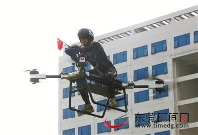 赵德力驾驶着“飞行摩托”飞到高空
