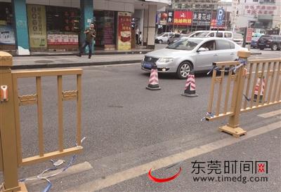 被莫某切割破坏的道路护栏 警方供图