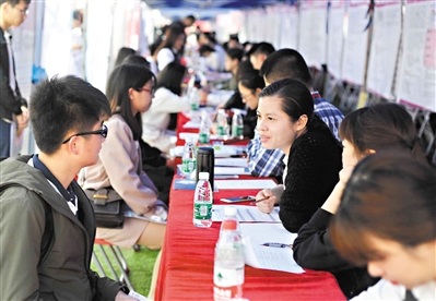 图为高校毕业生在现场面试。广州日报全媒体记者邱伟荣 摄