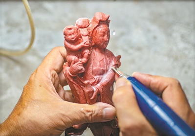 雕出细坯，然后修光，一件作品就慢慢完成了。