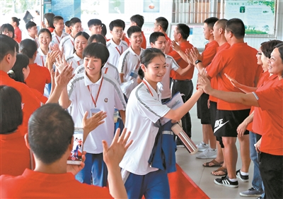 东莞中学南城学校在考前为考生举行了轻松活泼的送考仪式。 广州日报全媒体记者卢政摄