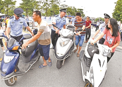 市民欢喜拿回被盗车辆。