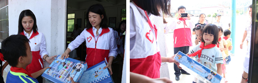 志愿者们向天中小学学生派发新文具
