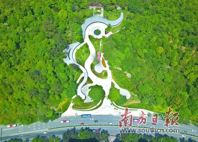 　　白云山柯子岭门岗以“行云·流水”为设计理念，以云作为场地的肌理元素，塑造云廊，打造似流水般的步道和展现山谷间潺潺流水的意境。