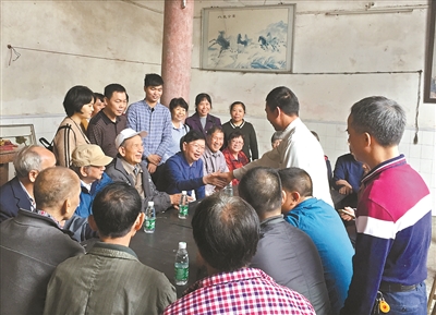 何氏兄弟三人和乡亲们交流。