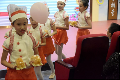 学生为班主任老师送上蛋糕